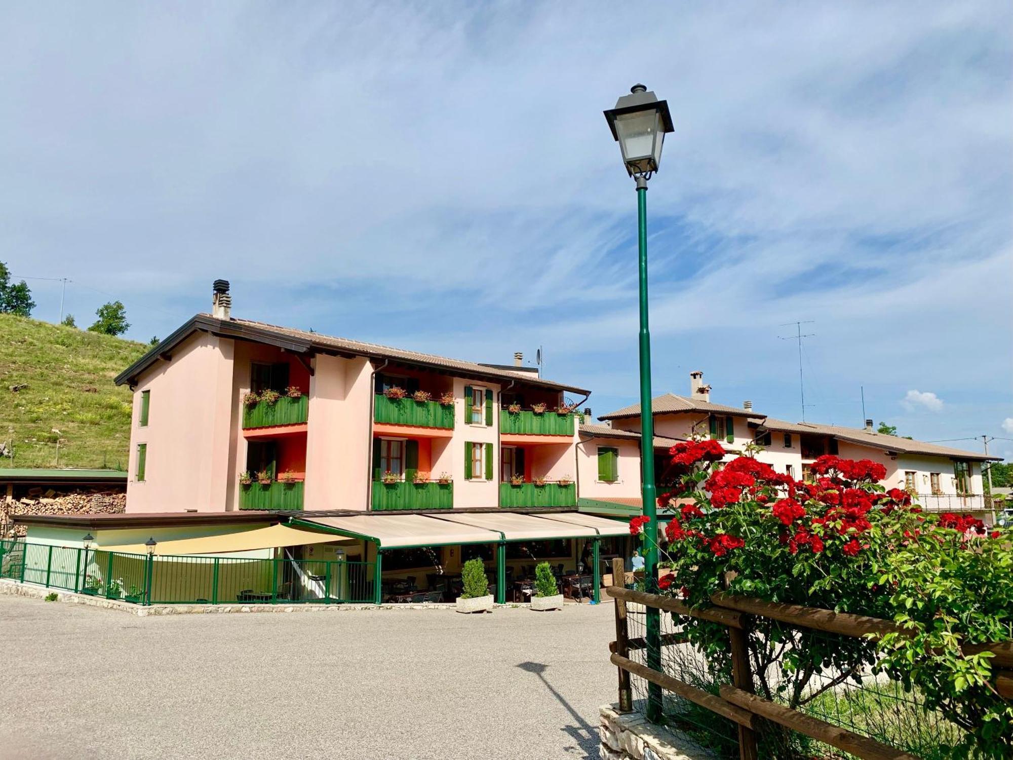 Hotel Edelweiss Сан Дзено ди Монтаня Екстериор снимка