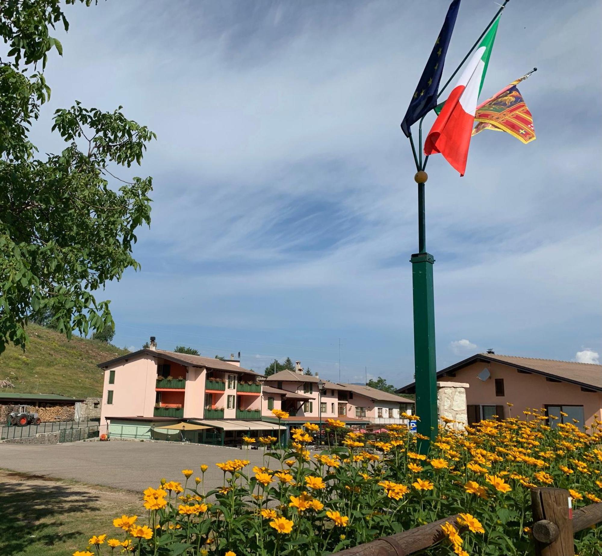 Hotel Edelweiss Сан Дзено ди Монтаня Екстериор снимка